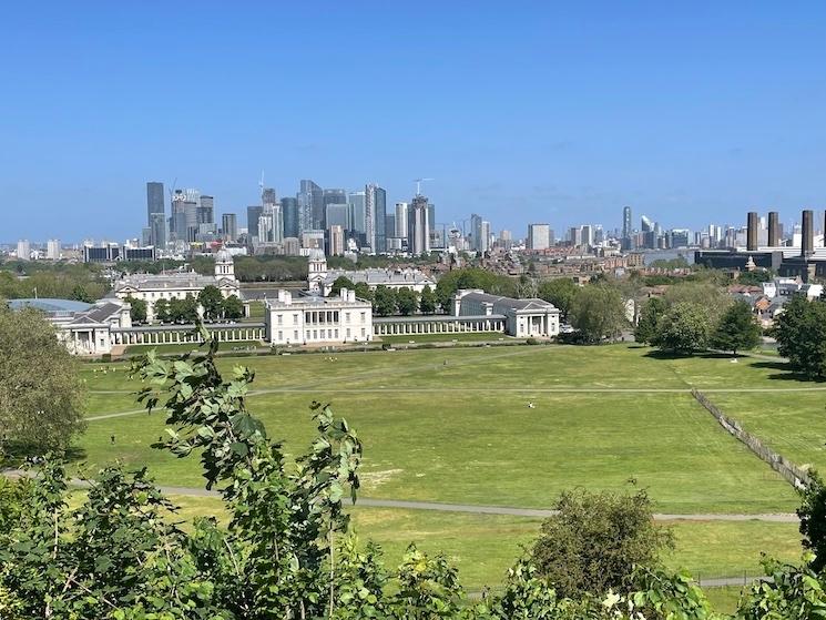 La vue depuis l’Observatoire de Greenwich (Queen’s House, National Maritime Museum, Old Royal Naval College, la Tamise, Canary Warf)