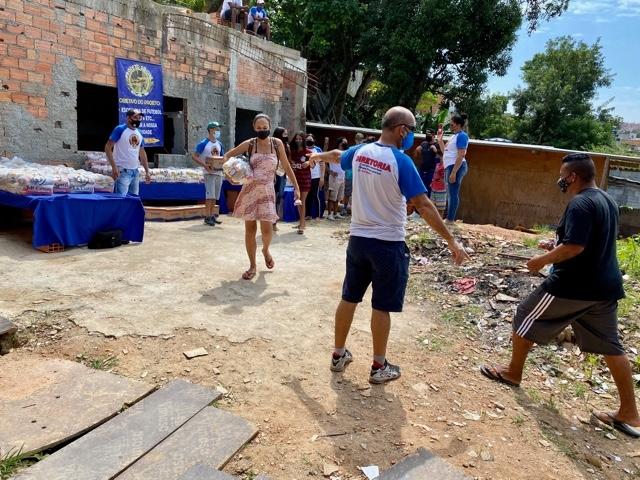 Pendant une distribution de cestas basicas à l'ocupaçao anchieta