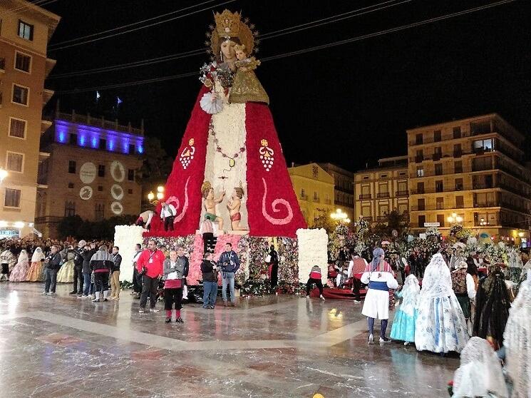 Une représentation de la Virgen de los Desamparados lors de l'Ofrenda des Fallas 2018