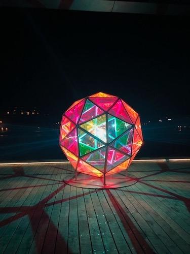 Oeuvre polyèdre lumière Olafur Eliasson 