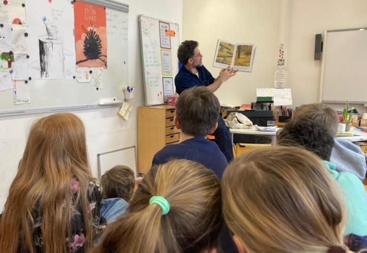 Olivier Tallec dans une salle de classe