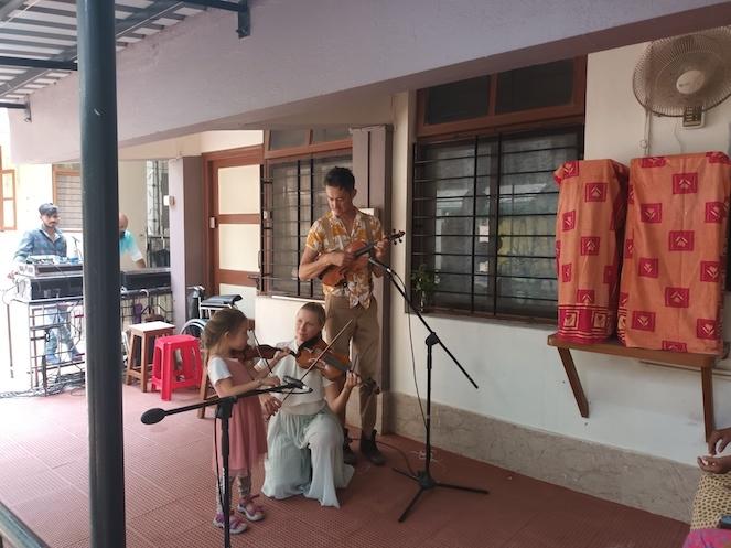 Orbit musicians chez les personnes âgées d'une maison de Mumbai