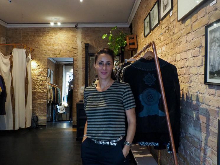 Aurelia Paumelle devant sa boutique