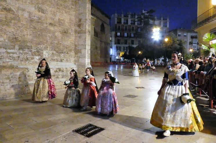 Toutes les Falleras, des plus jeunes aux plus âgées, participent à l'Ofrenda 