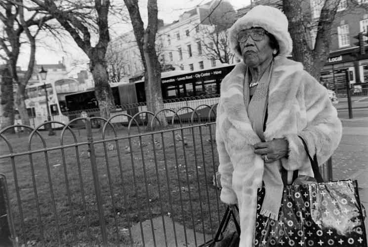 Une dame avec un manteau de fourrure regarde l'objectif