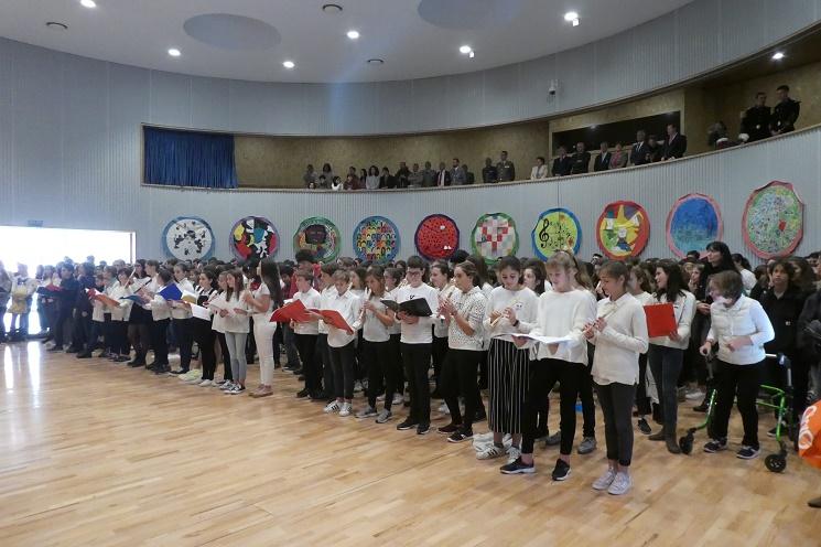 300 élèves de 4e ont interprété O Fortuna à la flûte et au chant sous le regard des officiels présents pour l'occasion.