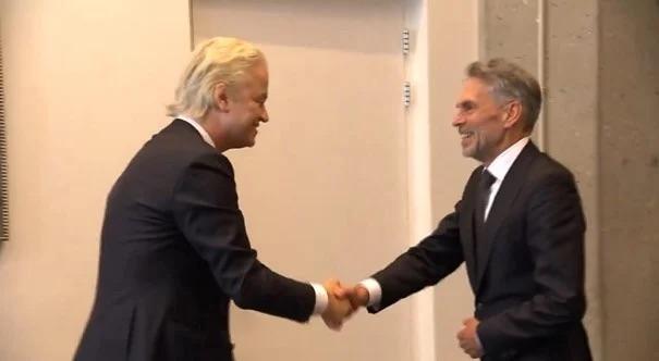 Poignée de main entre Geert Wilders et Dick Schoof