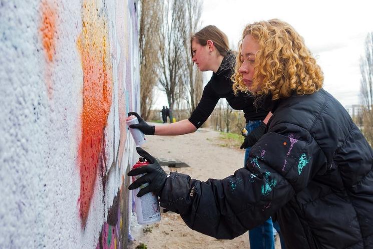 Paint your first graffiti Mur de Berlin