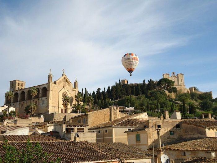 Palma de Mallorca avec une montgolfière au loin