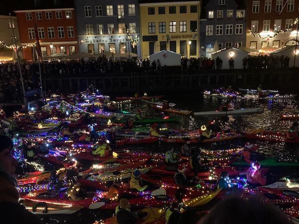 Parade de Sainte Lucie en kayak sur les canaux de Copenhague