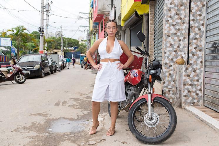 Un mannequin habillé de la nouvelle collection à Paraisópolis