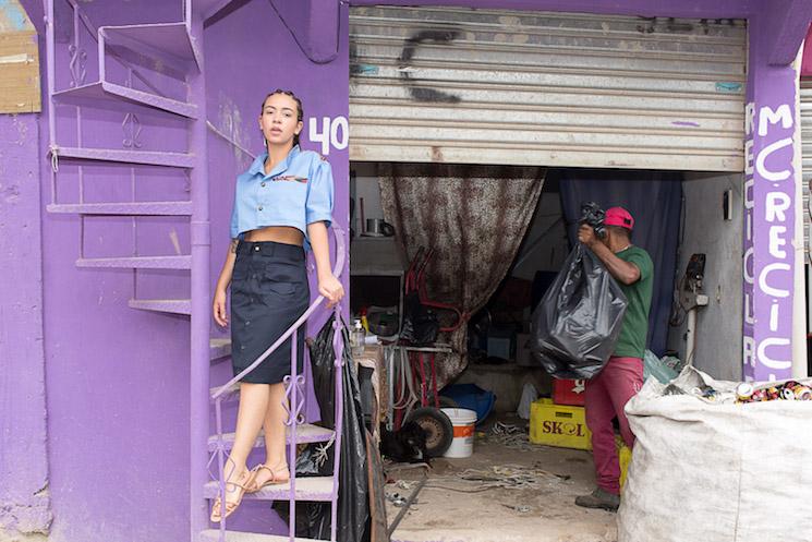 Un mannequin habillé de la nouvelle collection à Paraisópolis