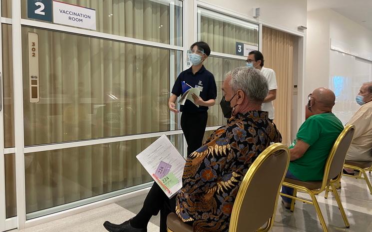 salle d'attente pour la vaccination des Francais en Thailande