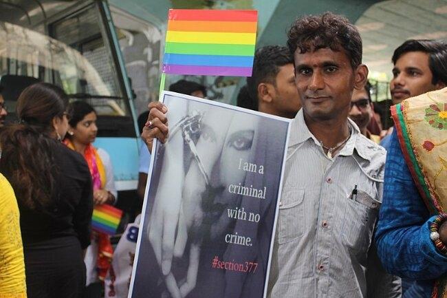 Un manifestant porte une pancarte sur la section 377 lors de la Pride Parade de Bhubaneswar. Photo : Sailesh Patnaik (wikipedia)