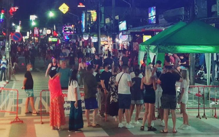 Des touristes a l'entree du Soi Bangla a Phuket