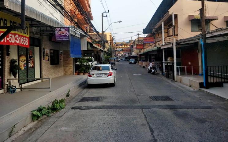 Rue deserte de Pattaya durant la crise du Covid