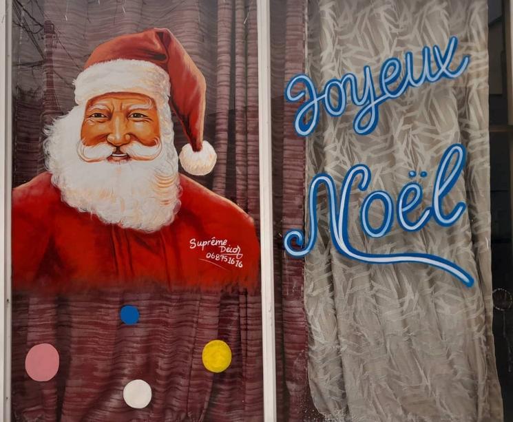 représentation du père Noël sur une vitrine de Brazzaville