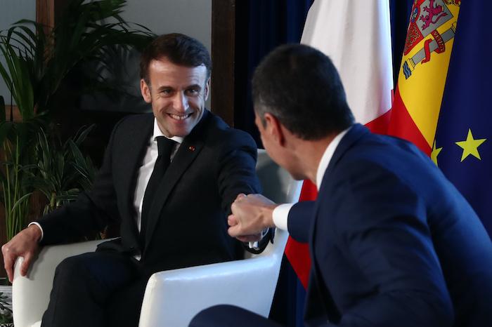 Pedro sanchez et emmanuel Macron se serrent la main