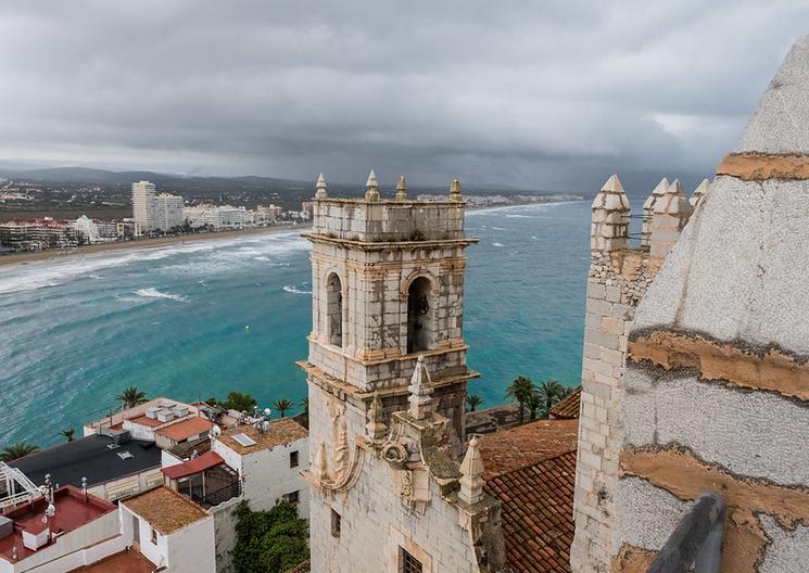 un château qui surplombe la mer