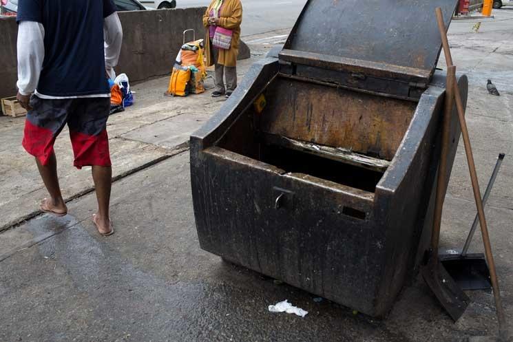 Des personnes attendent les poubelles du Marché Municipal à São Paulo / Vincent Bosson