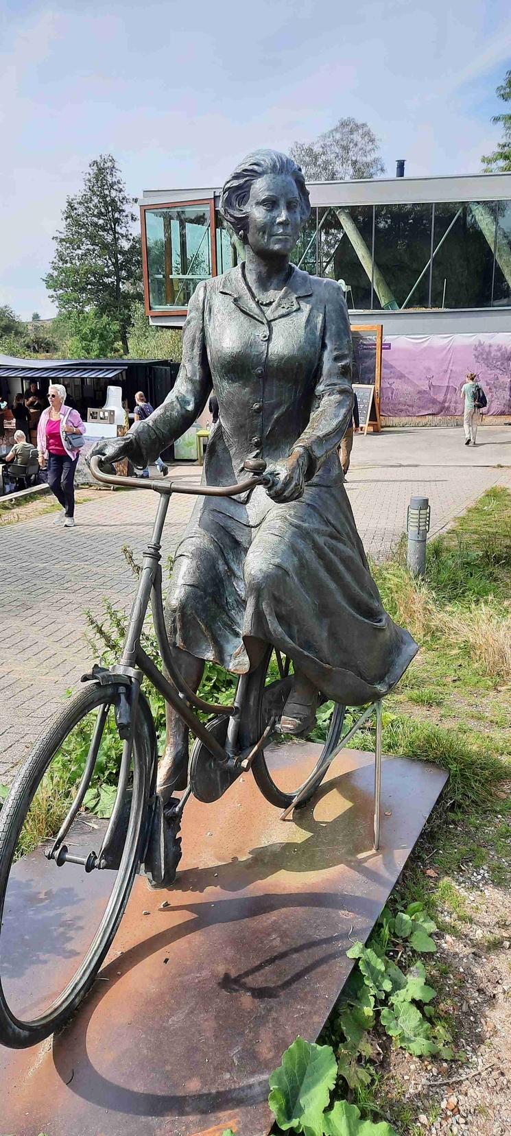 ​  Vélo dans la bruyère (Photo: V. Lacomme)  ​