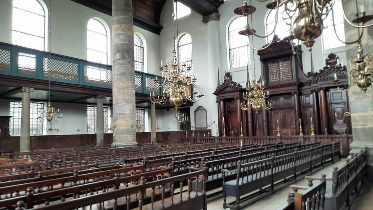 Intérieur Synagogue Portugaise, toujours éclairée à la bougie depuis le XVIIe (Photo: Virginie Lacomme)