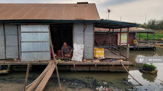 Sorn Keat, 51 ans, vit à Chong Kneas depuis 30 ans. Elle se plaint également de devoir dépenser de l'argent pour l'eau en cette saison. Photo : Isa Rohany