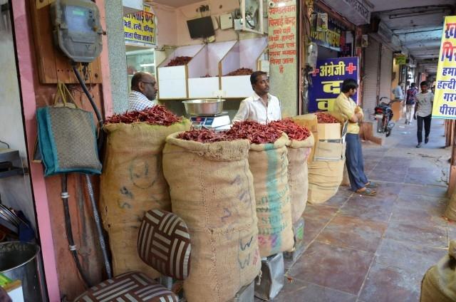 un vendeur de piments à Jaipur