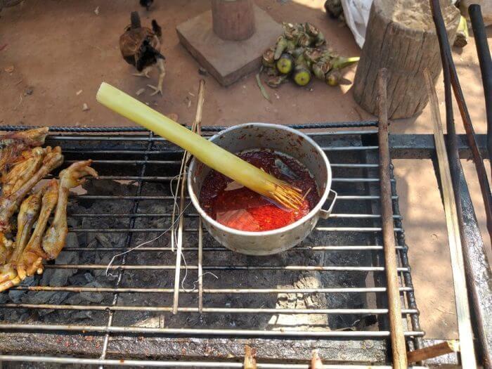 Pinceau en pétiole de bananier (photo : Pascal Médeville)