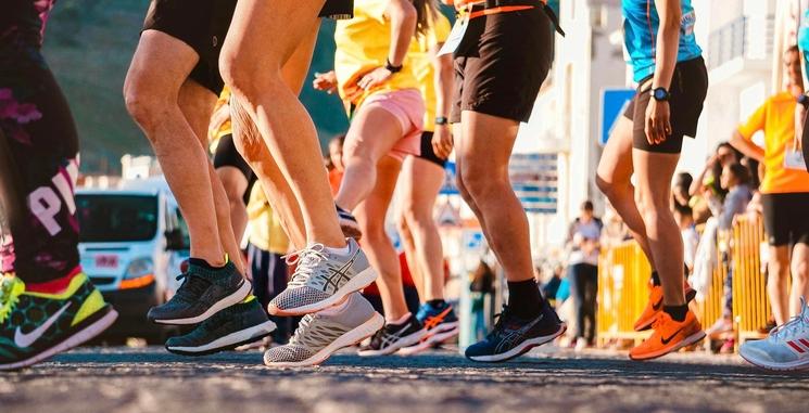 Vue de pied chassé de basket pour courir un marathon