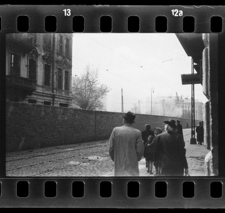 Muranowski Square seen from the side of Przebieg Street; on the left, the house at 7 Muranowska Street, inside the ghetto, April – May 1943.