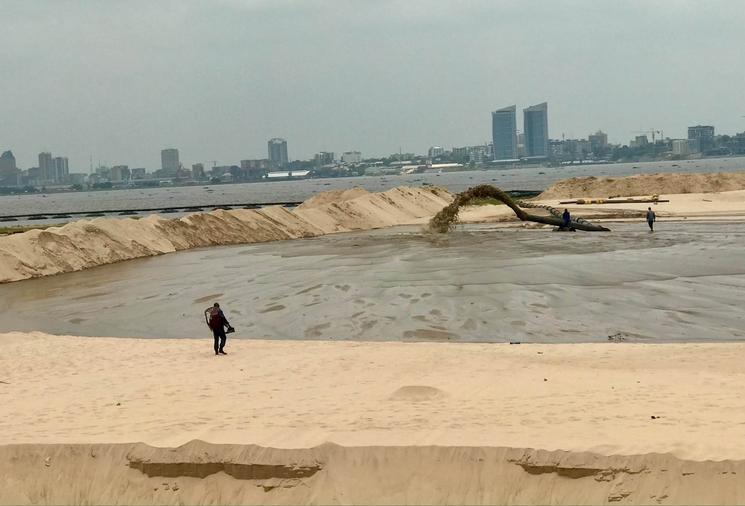 Le sable est amassé près de la rive