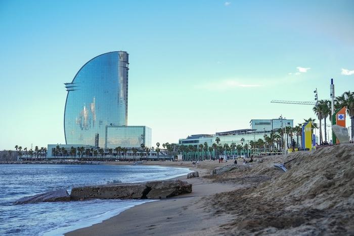 plage Barcelone après tempête Nelson