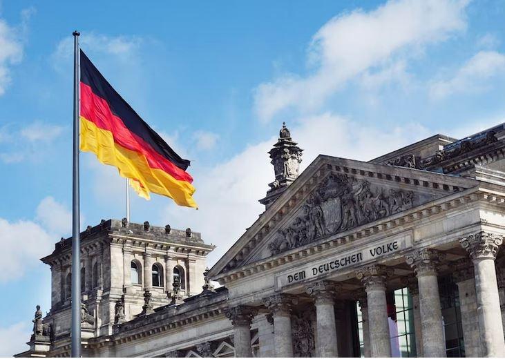 Platz der Republik à Berlin avec un drapeau de l'Allemagne