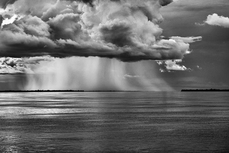 Pluie sur le fleuve de l'Amazonie