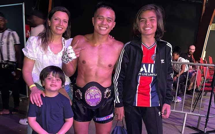 Po Sunny, sa femme et ses deux enfants lors de sa victoire au championnat de France de kick K1. / DR