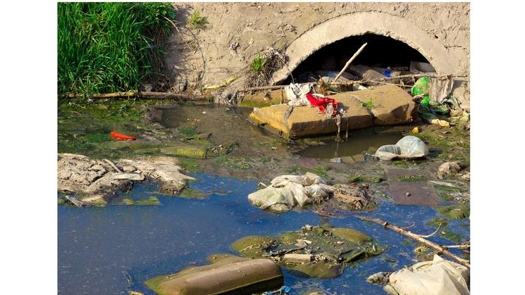 Cours d'eau avec plein de déchets