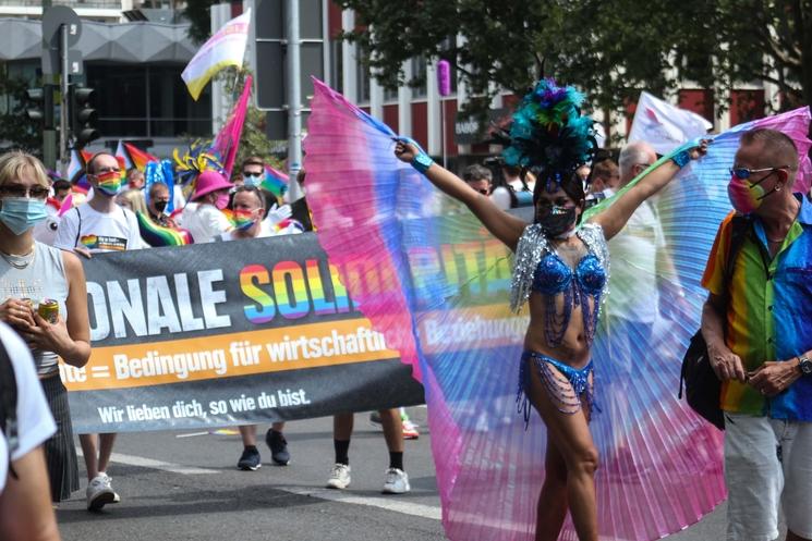 photo de la pride 2021 pancartes et drapeaux