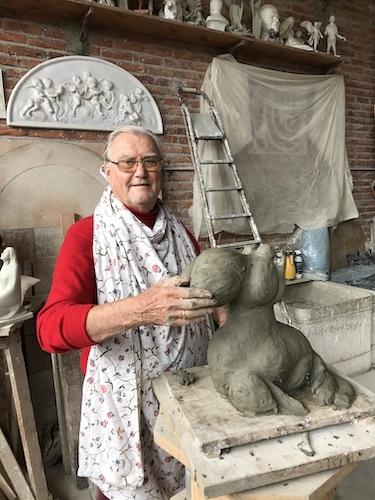 prince Henrik dans son atelier en train de sculpter 