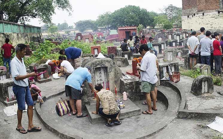 hommage rendu aux morts sur les tombes de Hong Kong