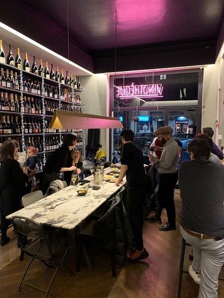 apéritif dans un bar à vin et champagne à milan