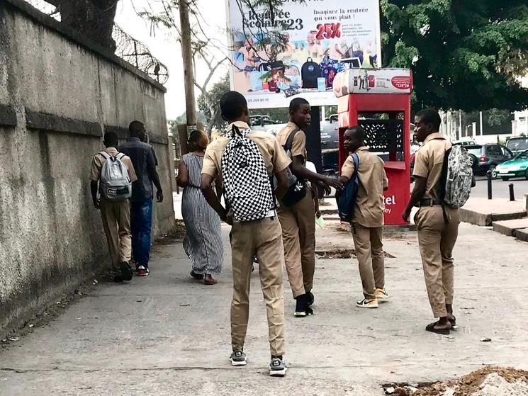 Elèves en uniforme le jour de la rentrée des classes au Congo.