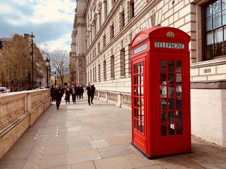 Rue de Londres avec cabine téléphonique, Angleterre