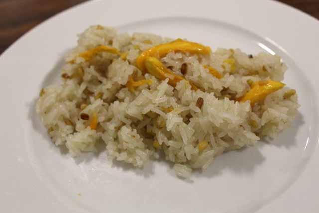 Riz gluant à la crème de coco et aux arilles de jaque émincés