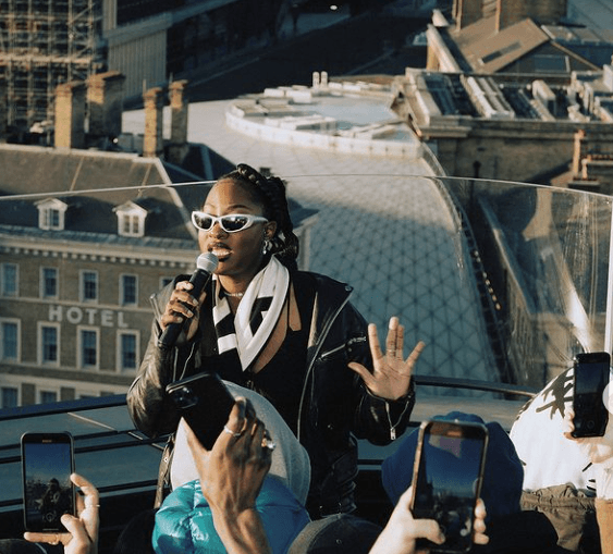 La chanteuse Tems lors de l'ouverture du rooftop 