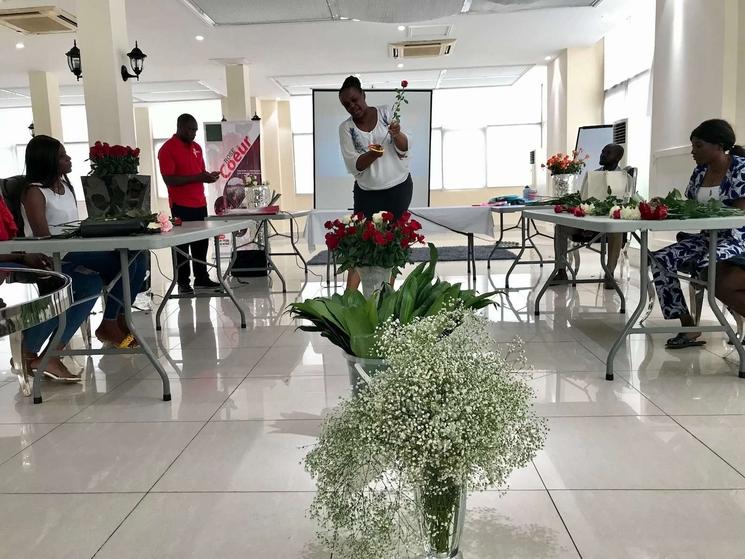 Formation au métier de fleuriste de jeunes passionnés par les fleurs, en République du Congo