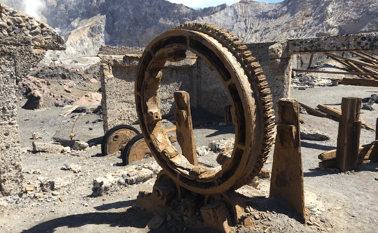 Les ruines d’une usine d’exploitation du soufre