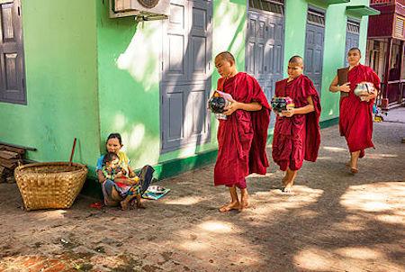 S. Chaboureau / The Offering / Mandalay, Myanmar / 2014