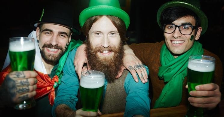 Fêtards de la Saint Patrick au pub