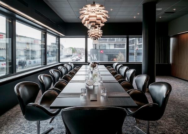 Salle de réunion avec du mobilier design danois de Poul Henningsen et Arne Jacobsen